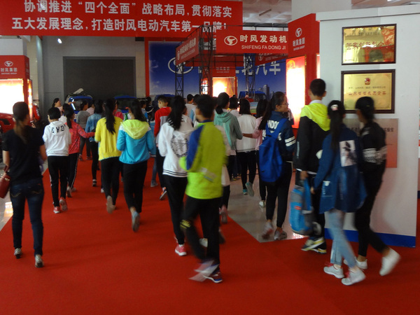 县实验小学部分小学生来永信贵宾会217科技展厅开展科普日活动